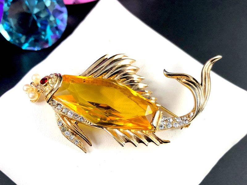 Hexagon citrine golden amber glass stone at the center of the fish